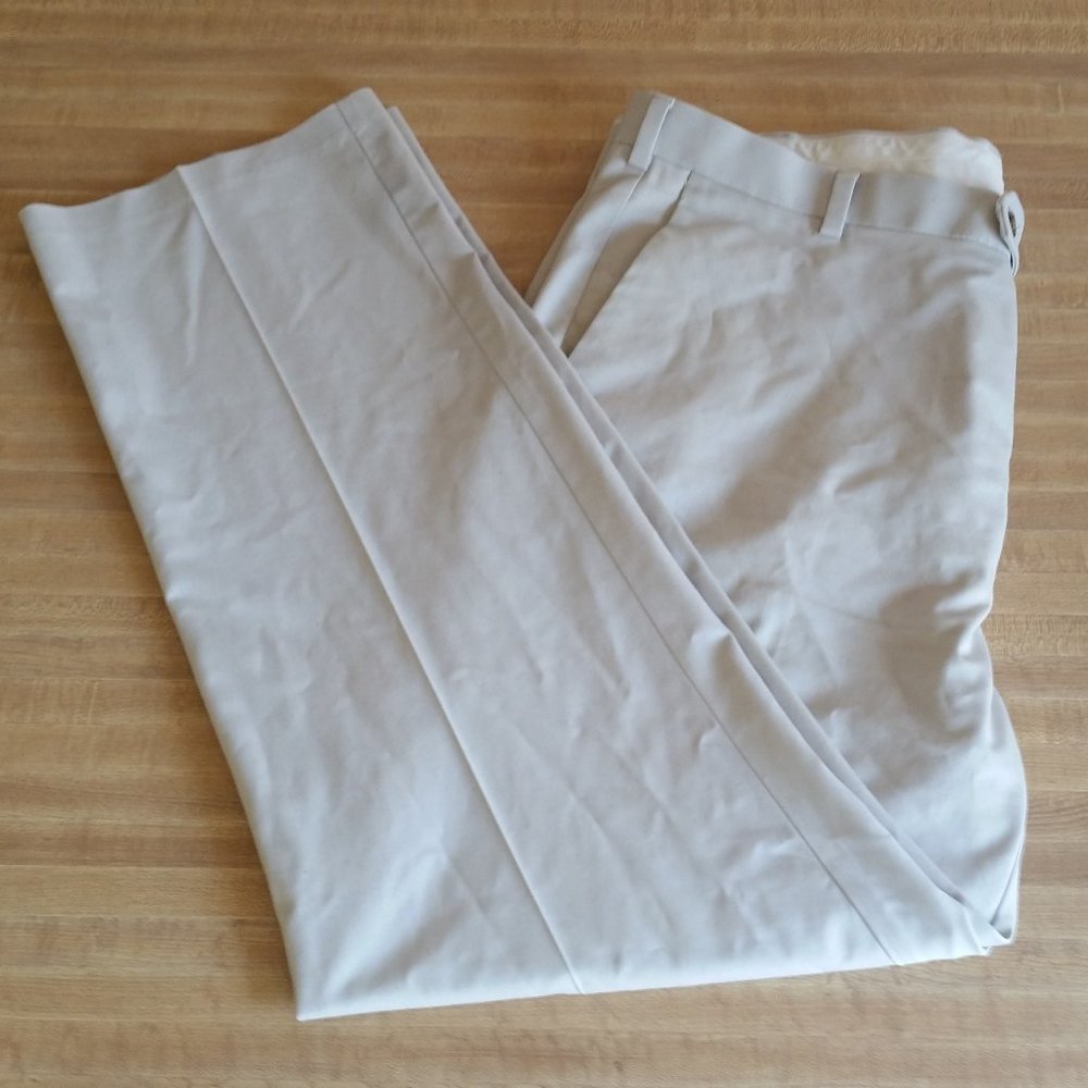 RoundTree & Yorke Classic Fit Kahki Pants - Size 42x32